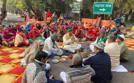 Noida News : किसानों ने भरी हुंकार, नोएडा प्राधिकरण पर तालाबंदी, भारी संख्या में पुलिस बल तैनात