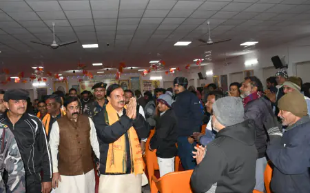 Noida News : ‘सांसद आपके द्वार’ कार्यक्रम में जनता की समस्याओं का हो रहा है समाधान