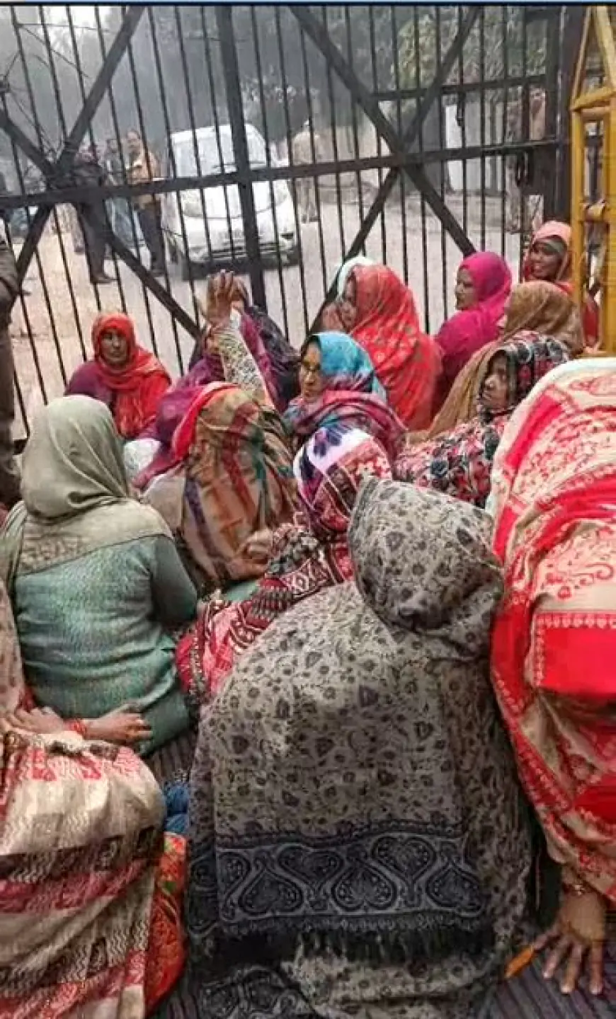 Noida News : नोएडा प्राधिकरण पर किसानों का धरना जारी, गेट पर बैठी महिलाएं