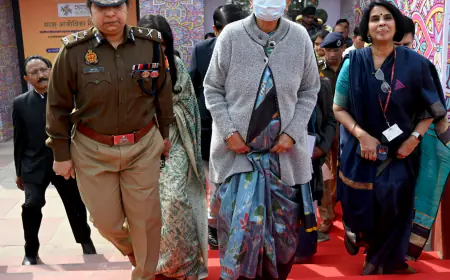 Noida News : नोएडा के सरस आजीविका मेले में पहुंची राज्यपाल आनंदीबेन पटेल, दीदियों के स्टालों का किया अवलोकन