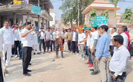 Noida News : भारतीय किसान यूनियन मंच ने नोएडा प्राधिकरण का किया पुतला दहन