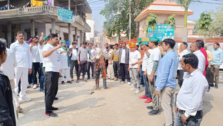 Noida News : भारतीय किसान यूनियन मंच ने नोएडा प्राधिकरण का किया पुतला दहन