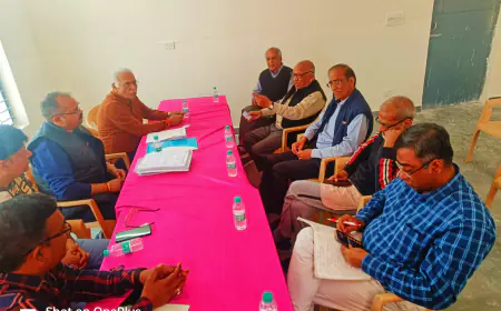 Noida News : सेक्टर-51 में सीवर ओवरफ्लो की समस्या गंभीर, नोएडा प्राधिकरण के अधिकारियों के साथ सेक्टरवासियों ने की बैठक