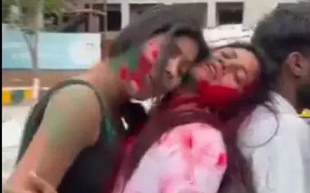 NOIDA NEWS : होली पर स्कूटी सवार युवतियों का स्टंट करते हुए वीडियो वायरल