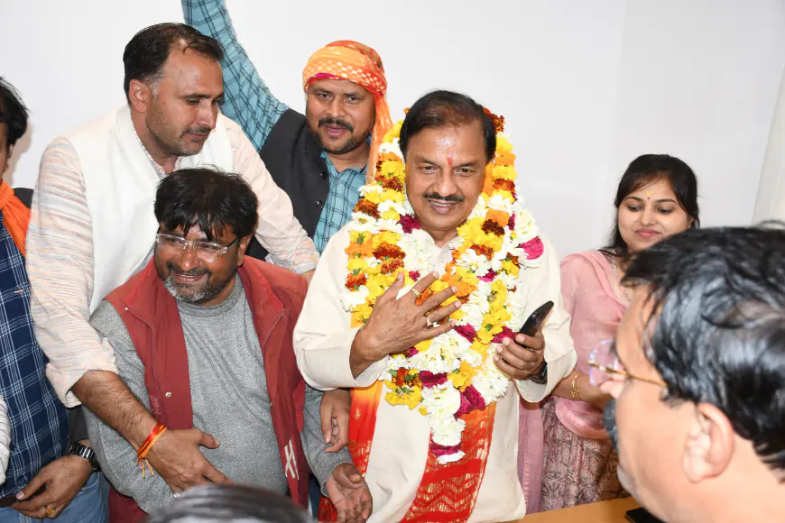 Noida Political News : भाजपा ने जताया चौथी बार डॉक्टर महेश शर्मा पर विश्वास, कार्यकर्ताओं में भारी उत्साह 
