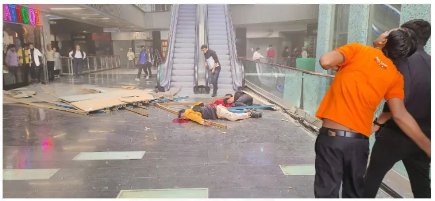 Noida News : नोएडा के ब्लू स्क्वायर मॉल में बड़ा हादसा, लोहे का स्ट्रक्चर गिरने से दो लोग की मौत