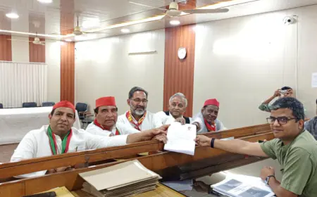 Noida News : सपा-कांग्रेस के गठबंधन प्रत्याशी डा. महेन्द्र नागर ने किया नामांकन