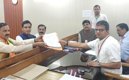 Noida News : भाजपा प्रत्याशी डॉ महेश शर्मा ने सनातन धर्म मंदिर में पूजा एवं मां का आशीर्वाद प्राप्त कर किया नामांकन