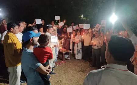 Noida News :  थाना सूरजपुर में धरना-प्रदर्शन कर मृतक के परिजनों ने निकाला कैंडल मार्च