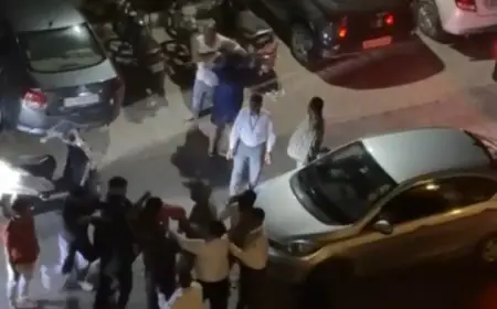 Noida news : कार में जल रही हाई बीम लाइट को लेकर दो पक्षों में झगड़ा