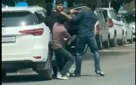 Noida News : युवती के साथ कार में बैठे युवक को लात-घूंसों से पीटने का वीडियो वायरल