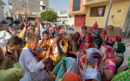 Greater Noida News : बसपा प्रत्याशी राजेंद्र सिंह सोलंकी का स्वागत कर महिलाओं ने दिया समर्थन