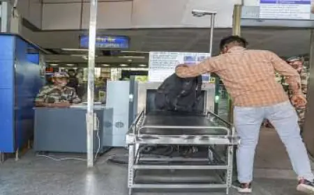 Noida News : मेट्रो स्टेशन पर सुरक्षा जांच के दौरान स्कैनर से युवती का बैग चोरी