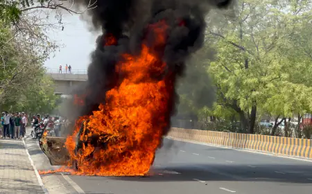 Greater Noida News: चलती कार में लगी आग, चालक ने कूदकर बचाई जान