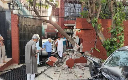 Noida News : अनियंत्रित कार मकान में घुसी, पांच घायल