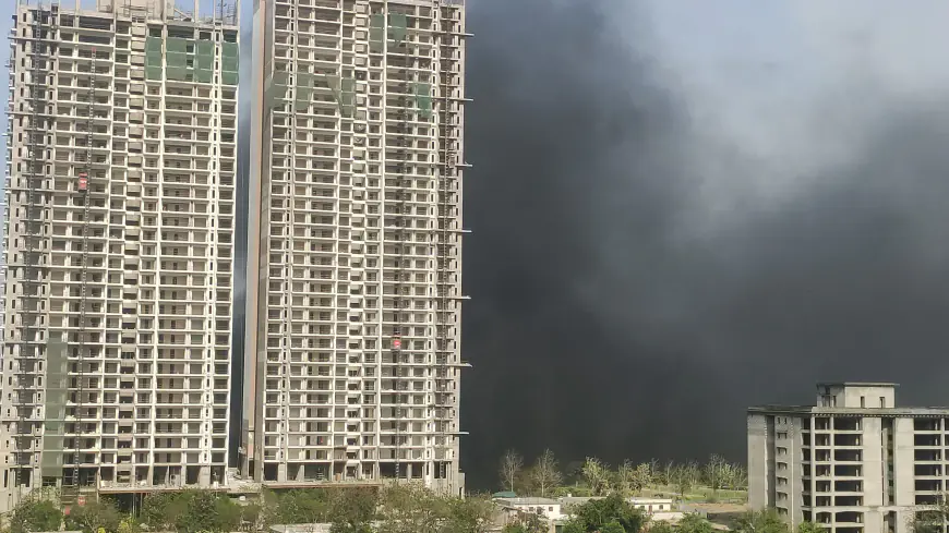 Noida News : निर्माणाधीन बिल्डिंग में रखे थर्माकोल में लगी भयंकर आग