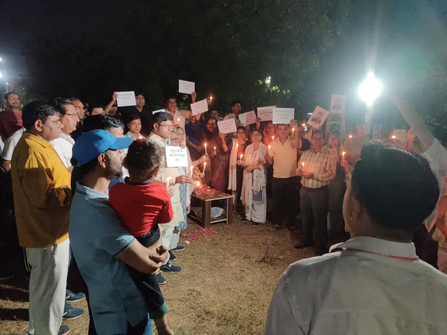 Noida News :  थाना सूरजपुर में धरना-प्रदर्शन कर मृतक के परिजनों ने निकाला कैंडल मार्च