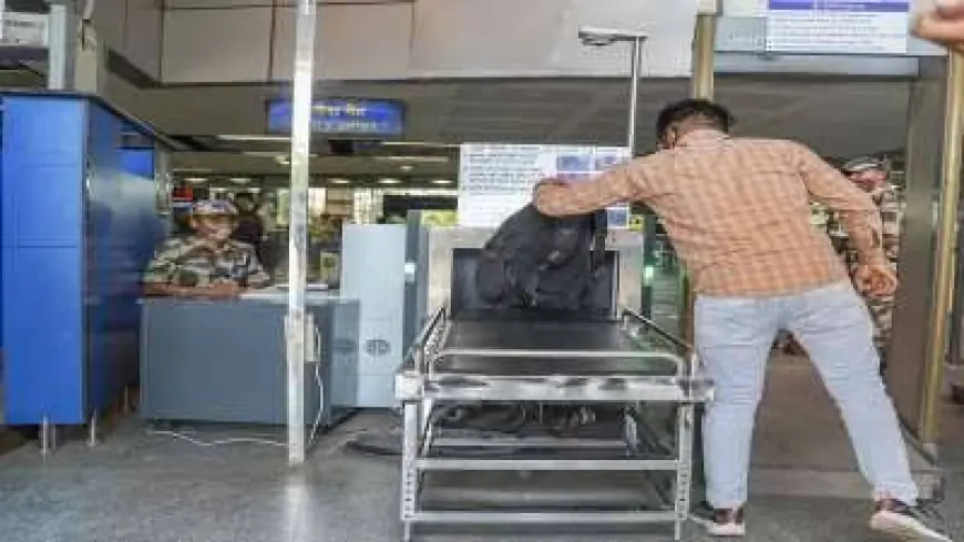 Noida News : मेट्रो स्टेशन पर सुरक्षा जांच के दौरान स्कैनर से युवती का बैग चोरी