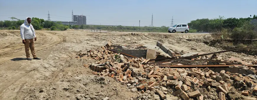 Noida News : नोएडा में चुनाव से पहले भू माफिया का अवैध निर्माण ध्वस्त, हड़कंप