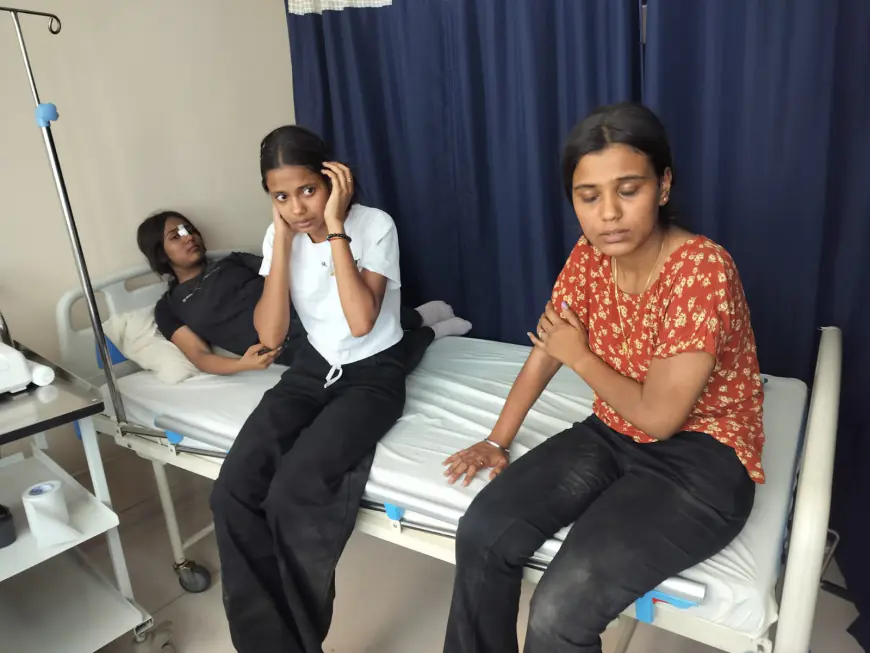 Greater Noida News : ग्रेटर नोएडा में गलगोटिया यूनिवर्सिटी की बस पलटी, दस छात्र घायल