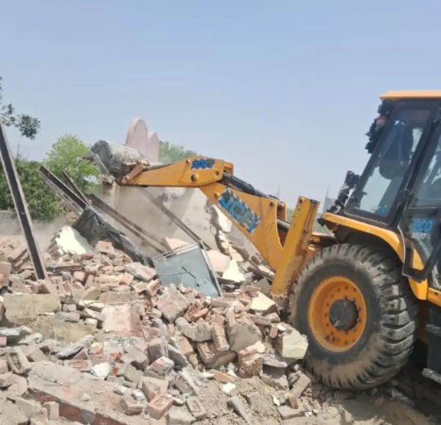 Noida News : नोएडा में 7 करोड़ की जमीन पर कब्जा जमाए बैठे भू-माफिया के अवैध निर्माण पर चला बुलडोजर