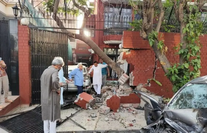 Noida News : अनियंत्रित कार मकान में घुसी, पांच घायल