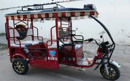 Noida News : ई-रिक्शा में टक्कर मारकर कार चालक भागा, महिला की हालत गंभीर