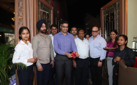 Noida Metro : मेट्रो ट्रेन की कोच में खुला रेस्त्रां