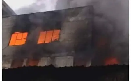 Noida News : फैक्टरी में आग लगने से लाखों का सामान जलकर राख