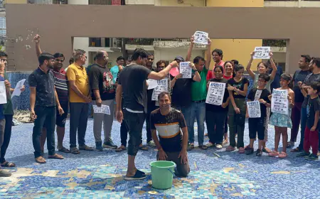 Greater Noida News : फ्लैट खरीदारों ने सूखे स्विमिंग पूल में नहाकर बिल्डर के खिलाफ किया प्रदर्शन