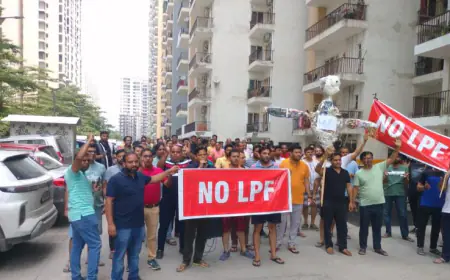 Greater Noida News : ग्रेनो वेस्ट के पंचशील ग्रीन्स-2 के निवासियों का प्रदर्शन, एलपीएफ का फूंका पुतला