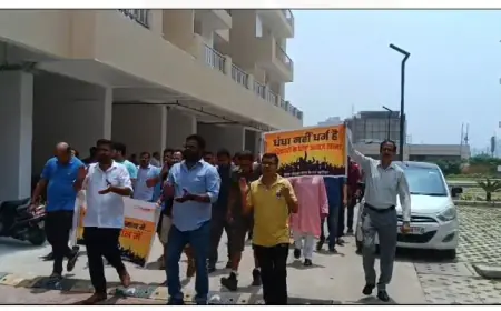 Greater Noida News : निराला एस्टेट सोसायटी के निवासियों का गृह आंदोलन, बिल्डर से मांगी सुविधाएं