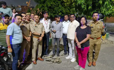 Noida News : 20 फीट गहरे सीवर के मेन होल में गिरे किशोर को  पुलिस ने सकुशल बाहर निकाला