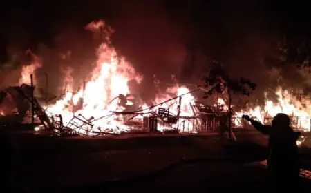 Noida News : कबाड़ की दुकान में भयंकर आग से लाखों का नुकसान