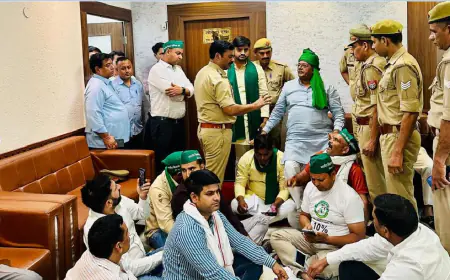 Noida News : नोएडा प्राधिकरण के सीईओ के आफिस के बाहर किसानों ने दिया धरना