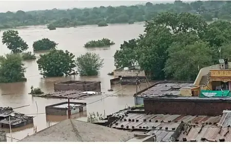 Noida News : नदियों के डूब क्षेत्र में मकान बनाने वालों को बाढ़ के दौरान नहीं मिलेगी क्षतिपूर्ति और सुरक्षा