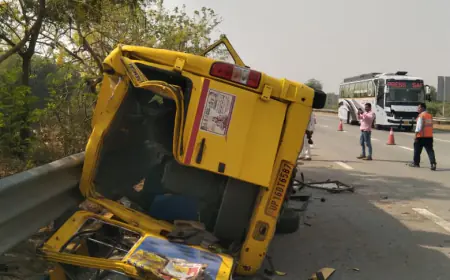 Jewar News :  यमुना एक्सप्रेसवे पर टायर फटने से बस पलटी, 9  घायल