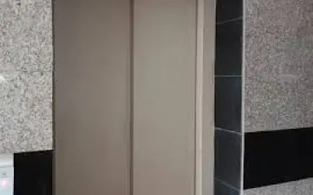 Noida News : बिजली जाने से लिफ्ट में 20 मिनट तक फंसे रहे 10 लोग