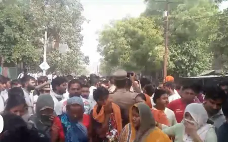 Noida News : सड़क हादसे में आठवीं कक्षा के छात्र की मौत, परिजनों ने हंगामा कर लगाया हत्या का आरोप