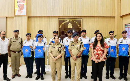 Noida News : पुलिस कमिश्नर लक्ष्मी सिंह की सराहनीय पहल, गर्मी व लू से बचाव के लिए यातायात पुलिसकर्मियों को दिया स्वास्थ्य सुरक्षा किट