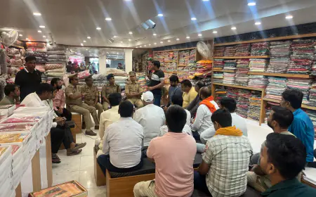 Noida News : अग्निशमन विभाग के अधिकारियों ने व्यापारियों को किया जागरूक