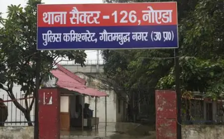 Noida News : घरों में सो रहे लोगों के लैपटॉप और मोबाइल फोन चोरी करने वाले गैंग के तीन बदमाश गिरफ्तार