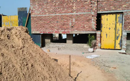 Noida News : नोएडा प्राधिकरण ने लिखा आश्रम कि यह इमारत अवैध है 