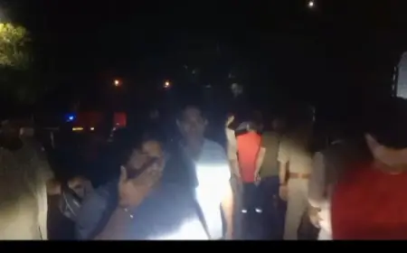 Noida News : निठारी गांव के एक मकान में गैस सिलेंडर मे लगी आग