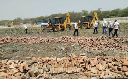 Greater Noida News : कालोनाइजरों की अवैध कालोनी पर प्राधिकरण का चला बुल्डोजर, 10 करोड़ की जमीन अतिक्रमण मुक्त