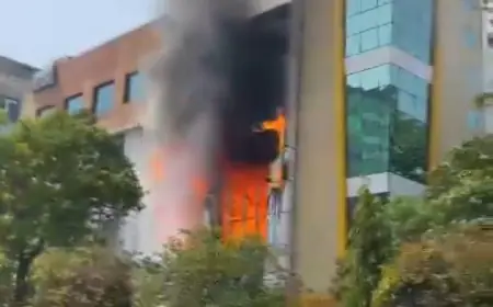 Noida News : ई- रिक्शा की बैटरी बनाने वाली कंपनी में लगा लगी भयंकर आग