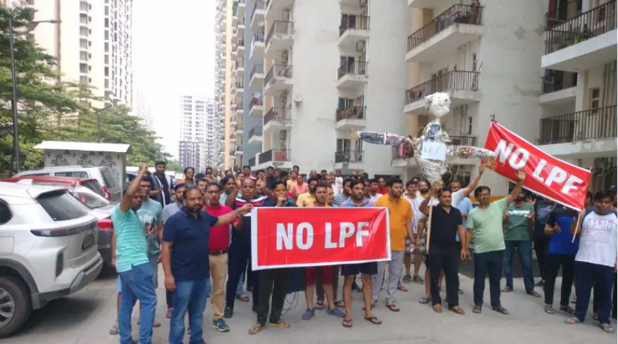 Greater Noida News : ग्रेनो वेस्ट के पंचशील ग्रीन्स-2 के निवासियों का प्रदर्शन, एलपीएफ का फूंका पुतला