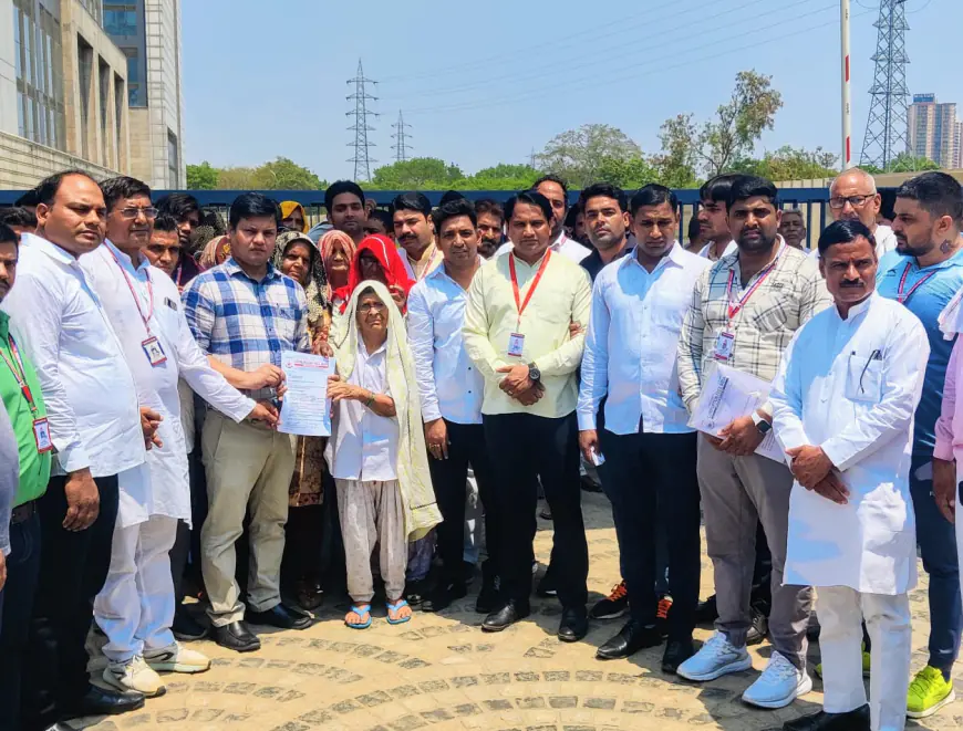 Greater Noida : प्राधिकरण पर ग्रामीणों का प्रदर्शन, सुविधाओं के लिए सौंपा ज्ञापन