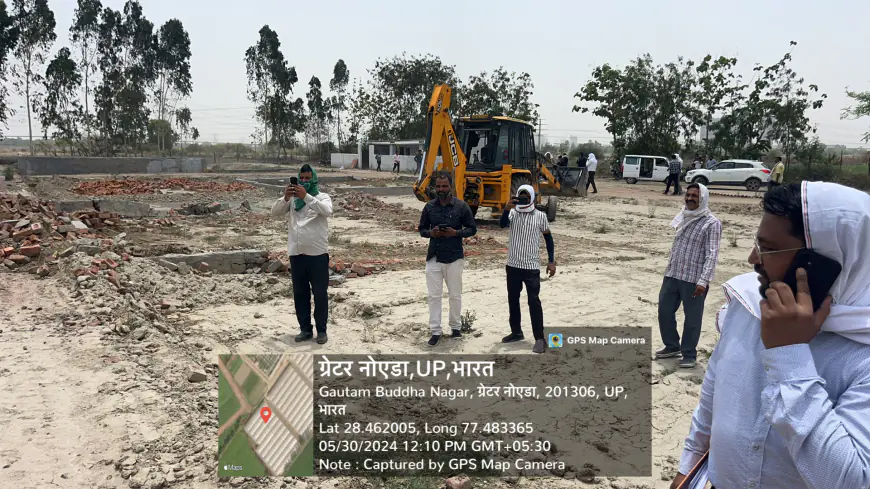 Greater Noida News : प्राधिकरण ने डूब क्षेत्र में कॉलोनाइजरों के अवैध कॉलोनी पर चलाया बुलडोजर, मचा हड़कंप