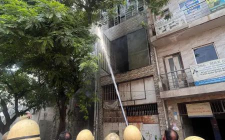 Noida News : फैक्ट्री में लगी आग